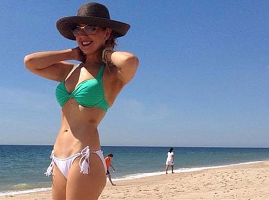 FOTOS: Thalía hace yoga en bikini