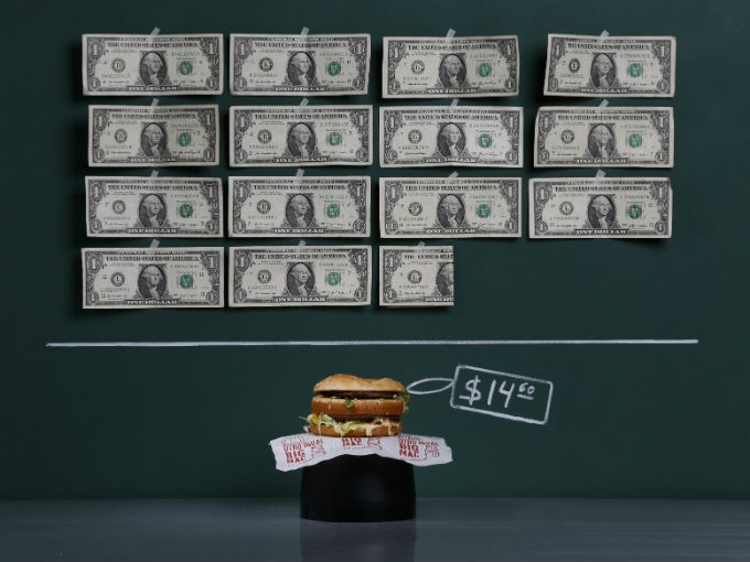 FOTOS: Recrean con billetes costo de productos en Venezuela
