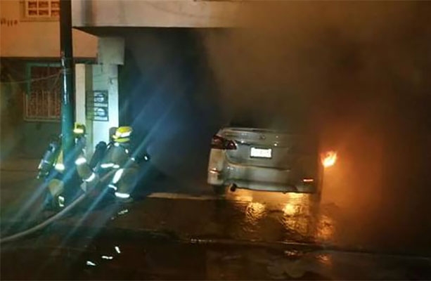 FOTOS: Lanzan bomba molotov contra vehículo de regidor en Tehuacán