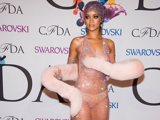 FOTOS: Rihanna recibió semidesnuda premio como ícono de la moda
