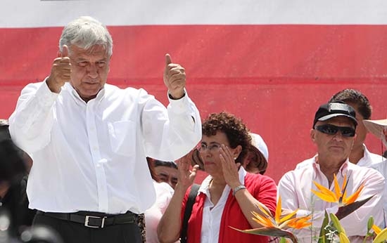 AMLO arremete en Twitter: “Peña, incapaz para gobernar”