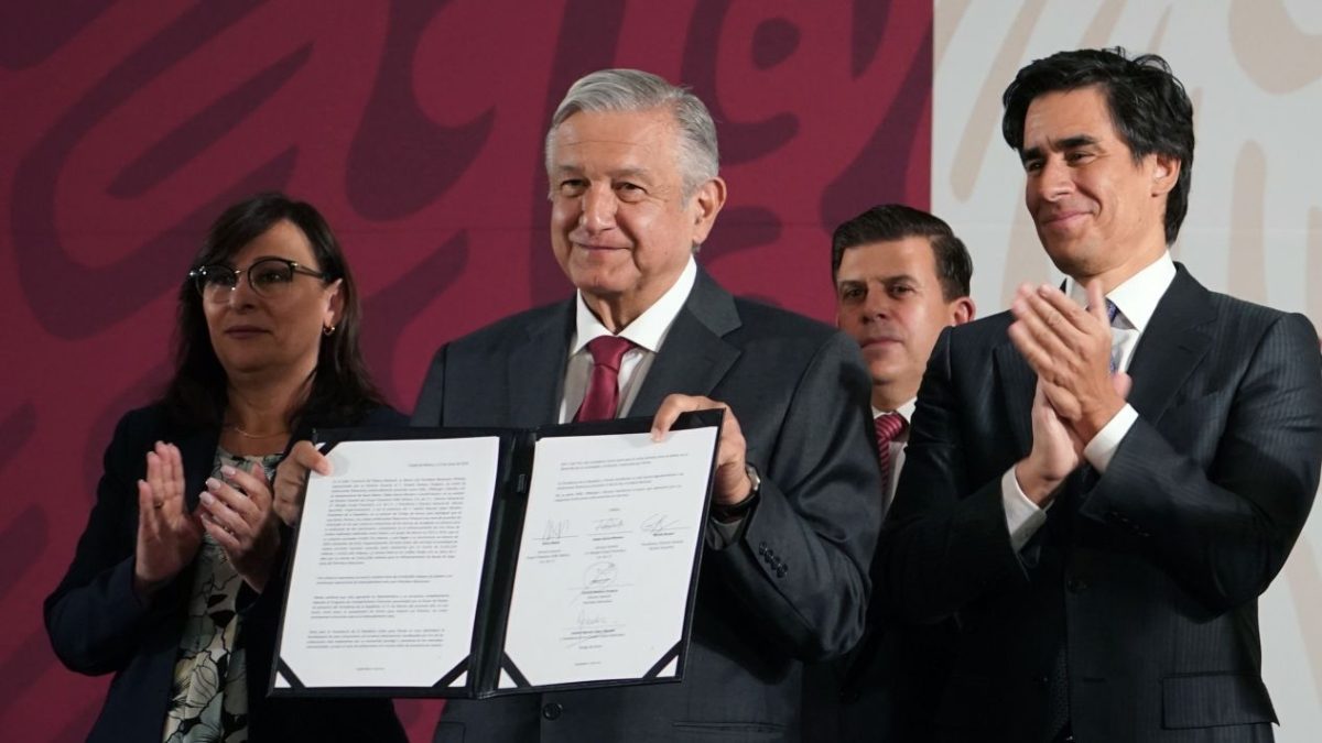 Pemex va por 2 créditos y refinanciamiento de deuda: AMLO