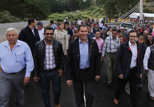 RMV inauguró el puente Zaragoza en la carretera Amozoc-Teziutlán