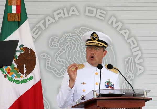 Manipulan a padres de normalistas, acusa secretario de Marina