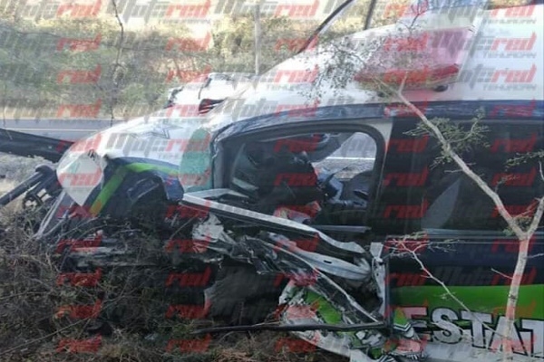 Un policía herido tras colisión de patrulla y vehículo en Acatlán de Osorio