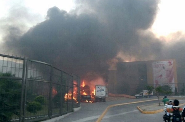 Normalistas atacan sede del Gobierno de Guerrero en Chilpancingo