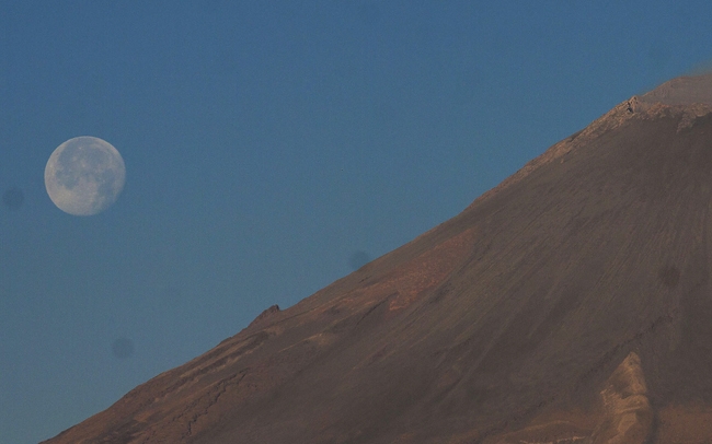 FOTOS: Luna y Popocatépetl ofrecen hermoso amanecer