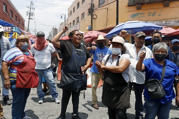 Ambulantes golpean a ministeriales y evitan detención de “El Fede”, líder de Fuerza 2000