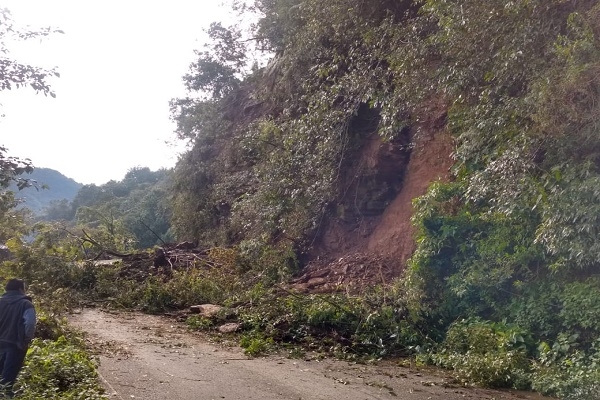 Derrumbe dejó incomunicadas a comunidades de Eloxochitlán