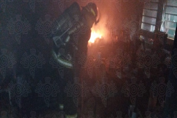 Rescatan a abuelos y nieto de morir quemados tras incendio en Maravillas