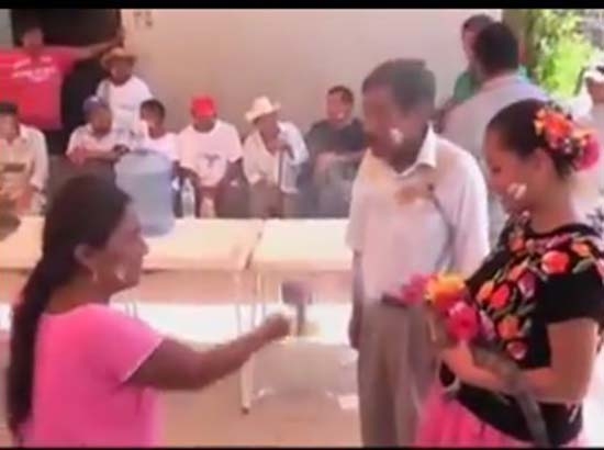 Edil de Oaxaca se casa con lagarto