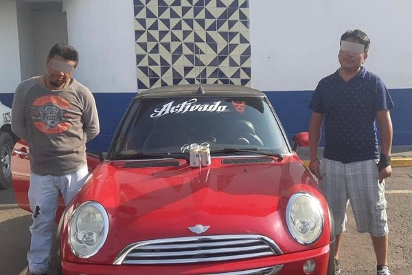 Pareja es detenida en Lomas de Angelópolis por asaltar negocios y vender drogas