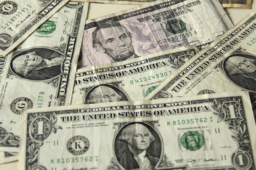 Dólar cierra en 19.10 pesos, su nivel más alto en cuatro meses