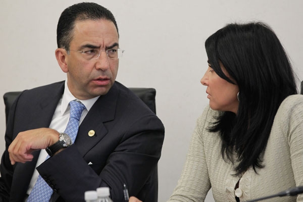 Exhiben tuits de Lozano en los que afirma autoría de leyes en telecom