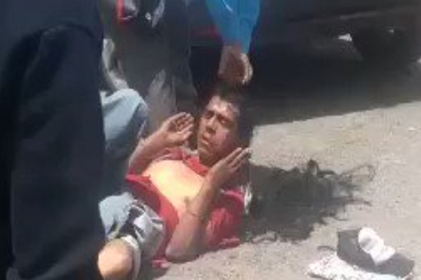 Golpean y rapan a presunto ladrón en el Mercado Morelos