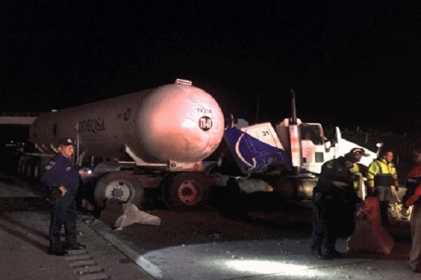 Muere hombre en colisión de pipa y camión en la autopista Puebla-Orizaba