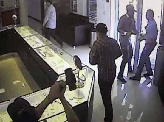 Roban 15 mdp en joyas en NL; difunden fotos de ladrones