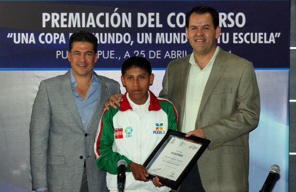 Tres alumnos de telesecundaria de Puebla viajan becados a Brasil