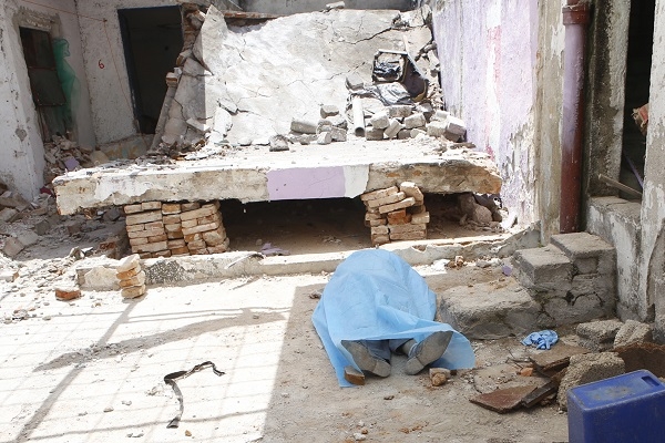 FOTOS: Muere hombre al caerle el techo de una casa en Santa Bárbara