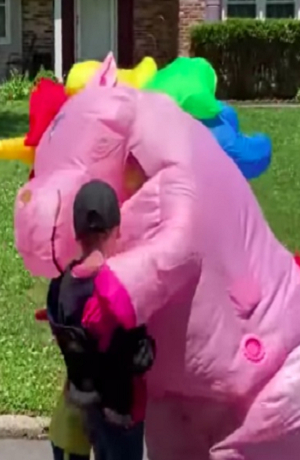 Abuela se disfraza de unicornio para abrazar a sus nietos