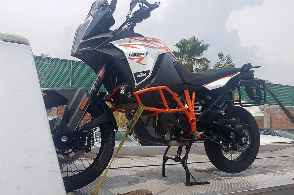 VIDEO: Con falso reporte de robo, policías lo despojan de motocicleta en Puebla