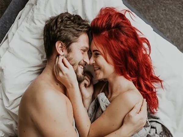 Por qué es bueno el sexo frente a un espejo (según los expertos)
