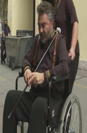Mijares es captado en silla de ruedas por…