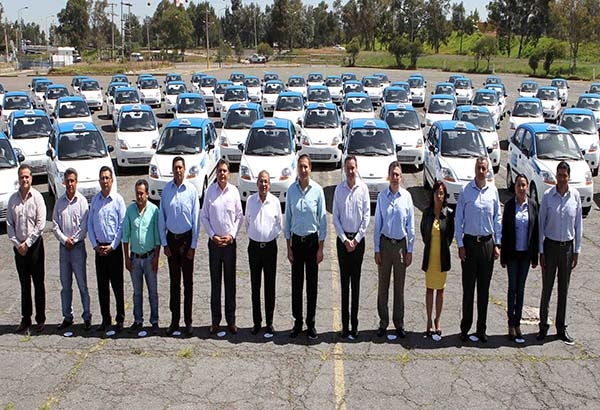 RMV entrega 100 automóviles para sustituir mototaxis en 5 municipios