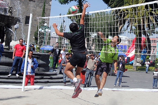 VIDEO: Poblanos ya pueden jugar y leer en la Playa del Zócalo