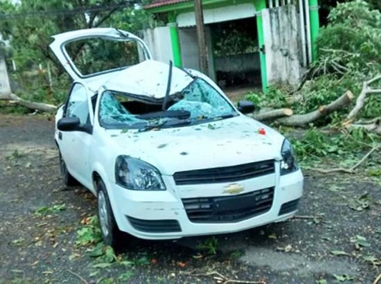 Tromba tipo tornado sorprende a Tabasco; tira casas y aplasta autos
