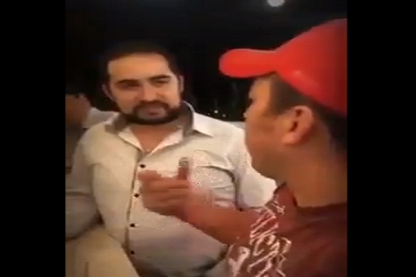 Captan a regidor de Teziutlán apuntando con arma de fuego a ciudadano
