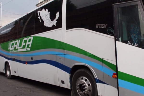 Localizan camión con 106 indocumentados en Puebla