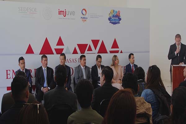 Entregan estímulos a proyectos sociales para jóvenes en Puebla