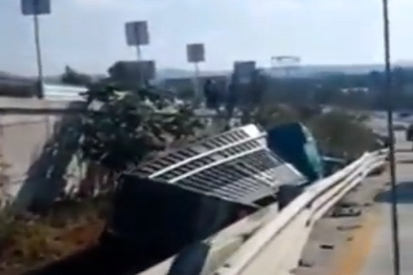 Camión de redilas vuelca tras colisión en el Periférico de Puebla