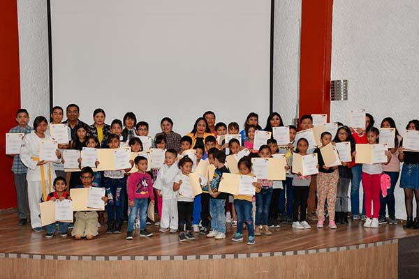 Cuautlancingo: Lupita Daniel entrega 60 becas culturales a niños y jóvenes
