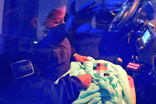 Bebé es abandonado en la batea de una camioneta en la Central de Abasto