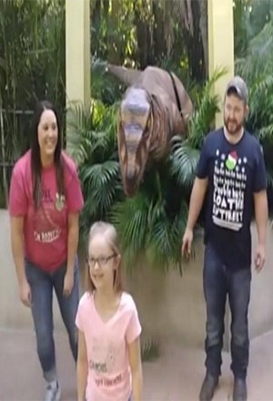 VIDEO: Descubre al dinosaurio que “atacó” a una familia