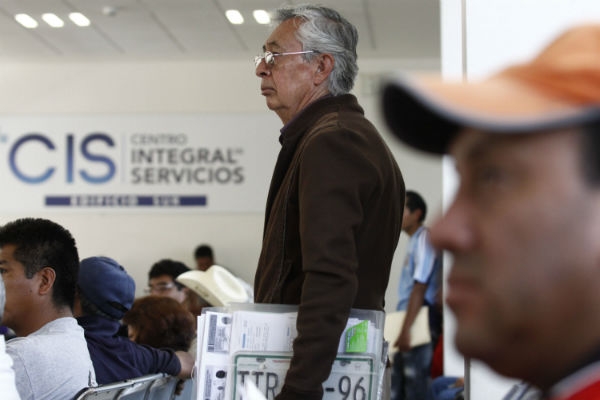 Amplían horario para canje de placas de vehículos en Puebla