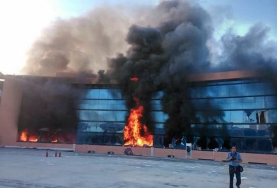 Destrozan palacio de Gobierno de Guerrero por Ayotzinapa