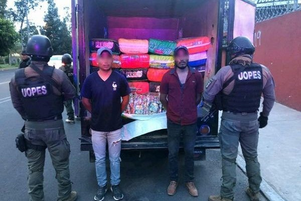 Sujetos fueron detenidos con pirotecnia oculta entre croquetas para perro en San Pedro Cholula