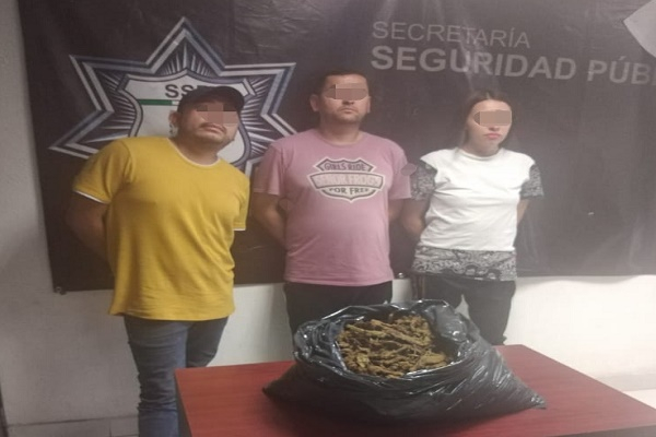 Aseguraron a trío de narcomenudistas en estacionamiento de centro comercial en Puebla