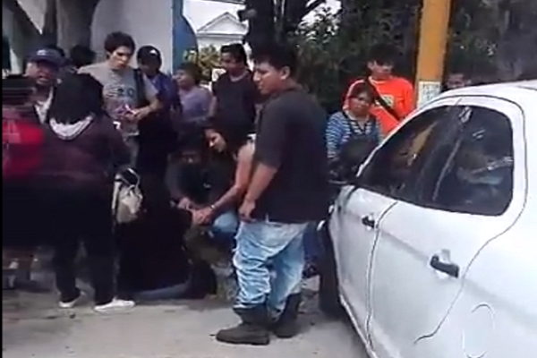 Colisionan vehículos y atropellan a dos mujeres frente al Panteón Municipal