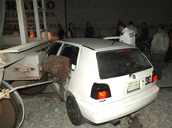 Tren arrolla vehículo en Puebla; el conductor del auto salió ileso