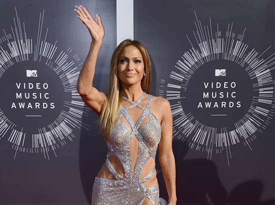 Jennifer López causa sensación en alfombra roja de premios MTV
