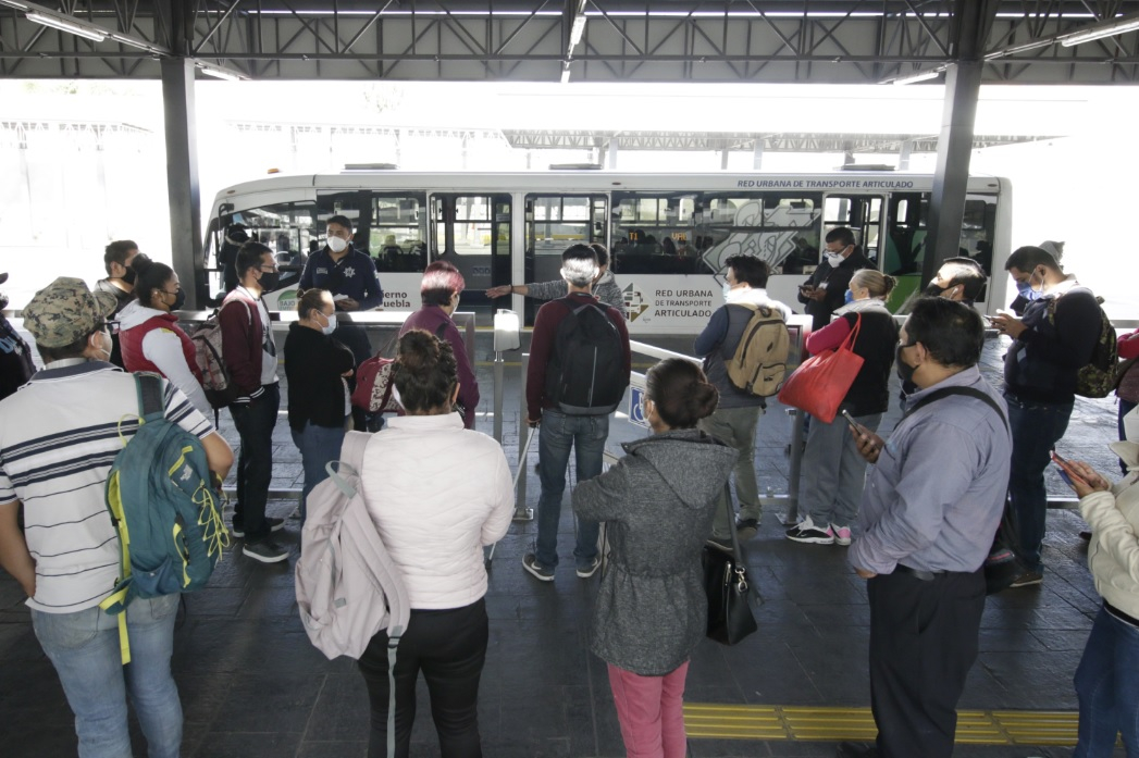 70 mil poblanos viajan más de dos horas para llegar a su trabajo