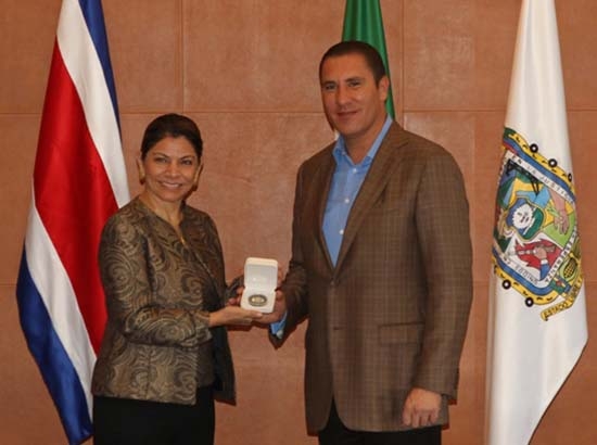 RMV entrega medalla 5 de Mayo a ex presidenta de Costa Rica