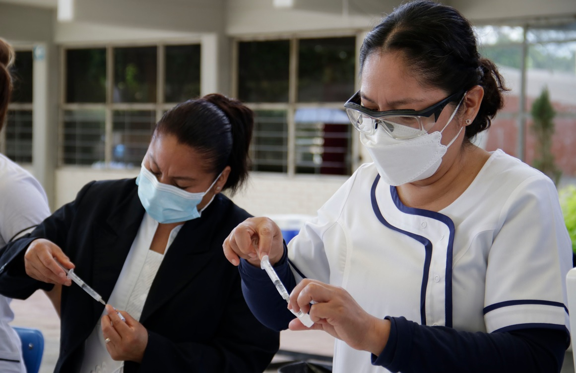 Casi 98% de poblanos tiene esquema completo de vacunación COVID
