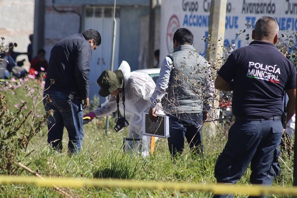 Hallan cadáver en canal de aguas en Texmelucan