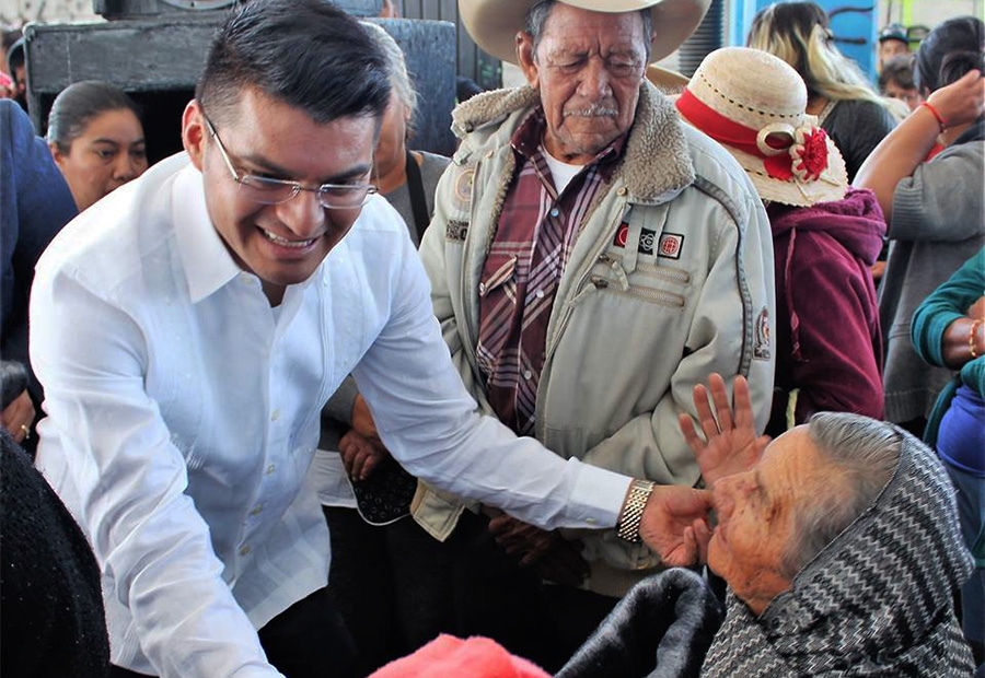 Fundación altruista construye base social de los huachicoleros en Puebla