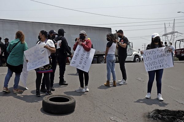 Cierran el Periférico en Misiones de San Francisco para exigir localización de tres jóvenes